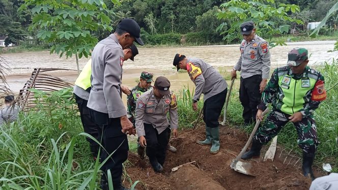 
 Polsek Arjosari Bongkar Mercon Pendem di Sungai Grindulu