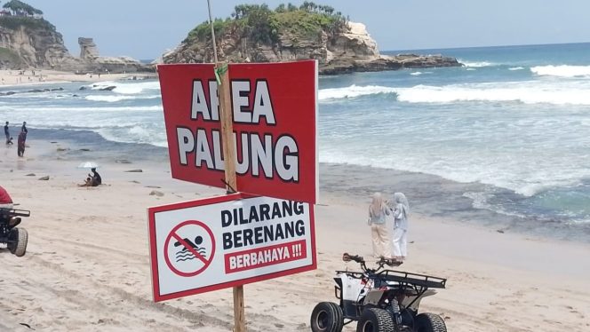 
 Camat Donorojo Imbau Wisatawan Patuhi Larangan Berenang di Pantai Klayar