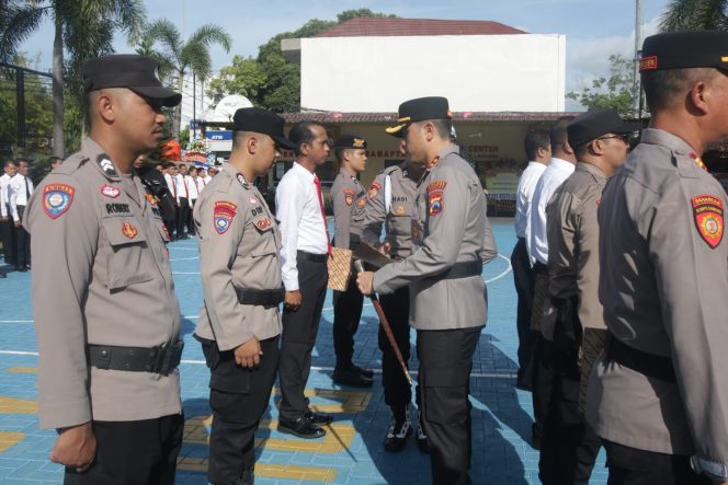 
 Ditengah Isu Tak Sedap, Kapolres Pacitan Beri Penghargaan kepada Anggota Berprestasi