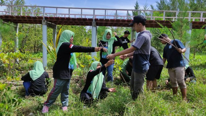
 Pokmas Jangkar Segoro Kidul Gelar Simulasi Laka Air dan Aksi Tanam Mangrove