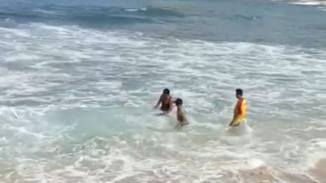 
 Tiga Wisatawan Terseret Ombak di Pantai Klayar Pacitan, Dua Tewas Satu Selamat