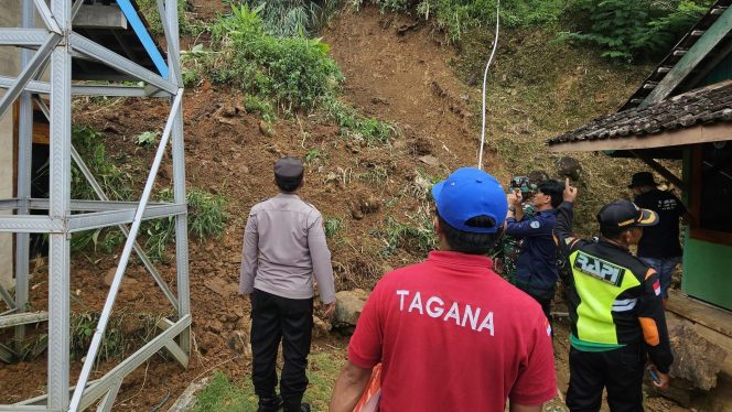 
 Hujan Deras, Dua Rumah di Kecamatan Nawangan Tertimbun Longsor