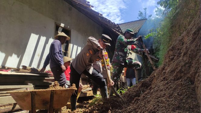 
 Tiga Rumah Rusak Diterjang Longsor di Nawangan