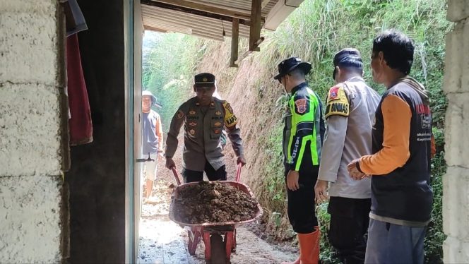 
 Kapolsek Nawangan Turun Langsung Evakuasi Longsor dan Salurkan Bantuan ke Tiga Rumah Terdampak