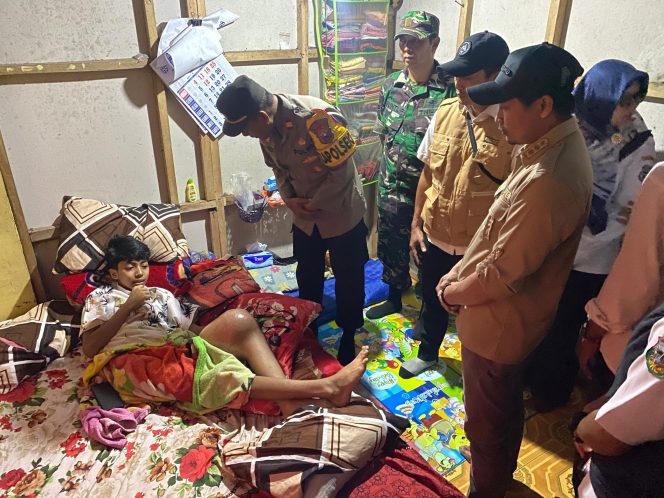 
 Pelajar di Pacitan Putus Sekolah Akibat Kanker, Kapolsek Bantu Kursi Roda