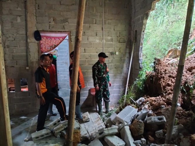 
 Nawangan Kembali Diterjang Longsor, Dua Rumah Warga Rusak