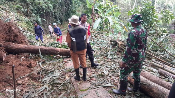 
 Longsor Tutup Jalan Antar Dusun di Jatigunung, Akses Kembali Normal Setelah Gotong Royong Warga dan Polisi