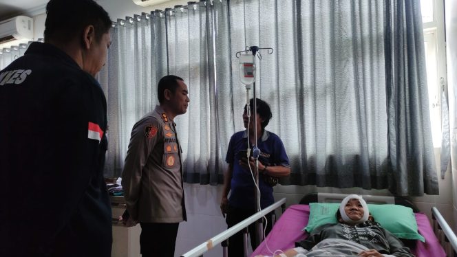 
 Kapolres Pacitan Jenguk Korban Pembacokan, Pelaku Dibawa ke RS Jiwa Surakarta