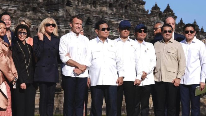 
 Menteri Ekraf Dampingi Prabowo Sambut Presiden Macron di Borobudur