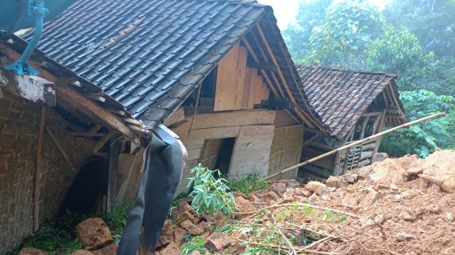 
 Hujan Deras Picu Longsor di Nawangan Pacitan, Satu Rumah Warga Rusak