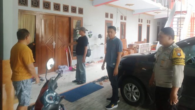 
 Diduga Alami Gangguan Jiwa, Pria di Tegalombo Rusak Rumah dan Kendaraan Tetangga