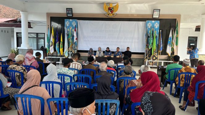 
 Ribuan Lansia di Pacitan Terima Bantuan Tunai Rp500 Ribu dari Program PKH Plus