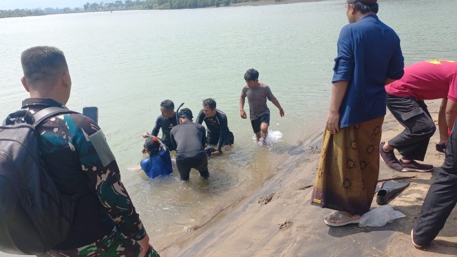 
 Jasad Anak Perempuan Korban Tenggelam di Pancer Ditemukan, Dua Lainnya Masih Dicari