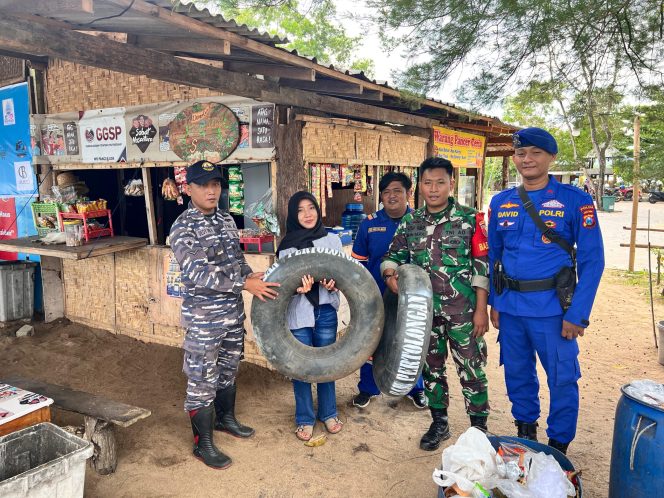 
 Antisipasi Wisatawan Tenggelam, Petugas Tempatkan Ban dan Rambu Larangan Berenang