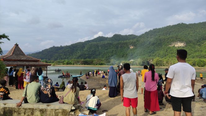 
 Empat Orang Terseret Ombak di Pantai Pancer Door Pacitan, Satu Ditemukan Meninggal Dunia