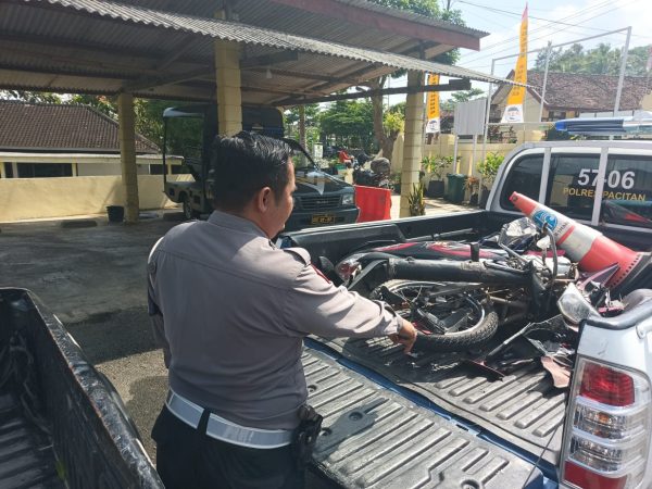 Laka di Jalan Pacitan–Solo, Pelajar Luka Serius Usai Tabrakan dengan Innova