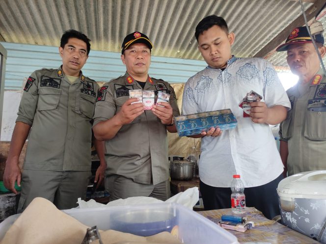 
 Warung Angkringan Simpan Rokok Ilegal di Kaleng Roti, Sembunyikan Saat Petugas Datang