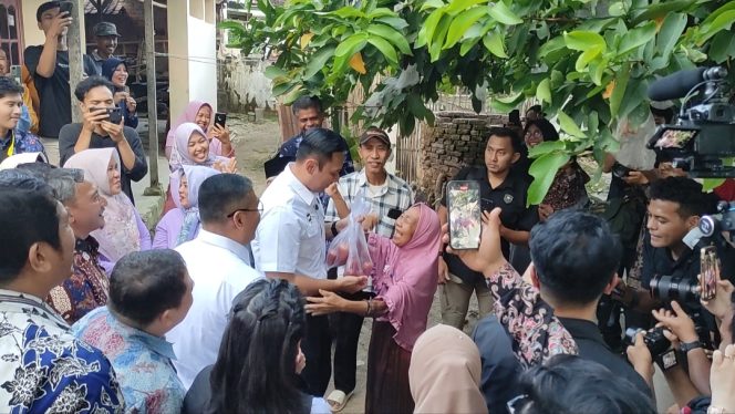 
 Bahagia Terima Sertifikat, Romiyatun Beri AHY Oleh-Oleh Jambu Air