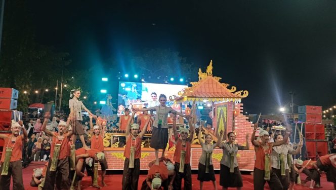 
 Ronthekantrupus Punung Tampil Memukau, Usung Konsep Ramah Lingkungan di Festival Rontek 2025