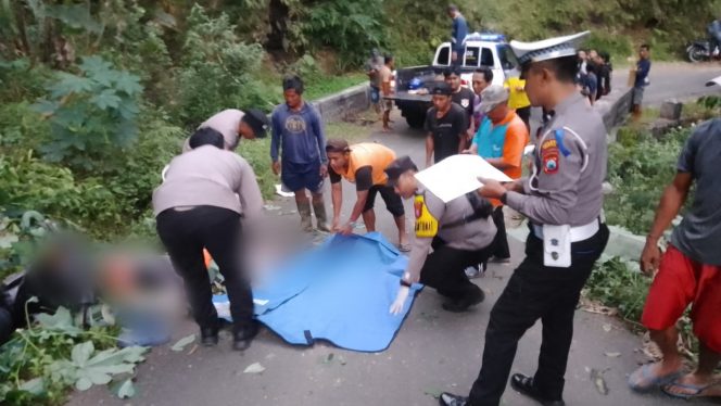 
 Petugas Polsek Arjosari, Unit Laka Lantas Pores Pacitan Bersama Warga Evakuasi Korban Kecelakaan (Foto: Polsek Arjosari for Lensapacitan) 