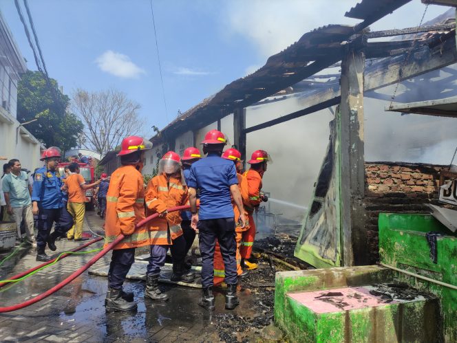 
 Rumah Produksi Kerupuk di Pacitan Terbakar, Nyaris Merembet Pemukiman Warga