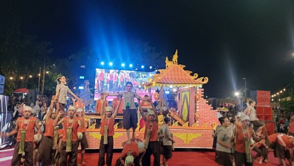 Rontek Garu Bumi Tampil Memukau di Festival Ronthek 2025, Donorojo Raih Juara Penyaji Harapan