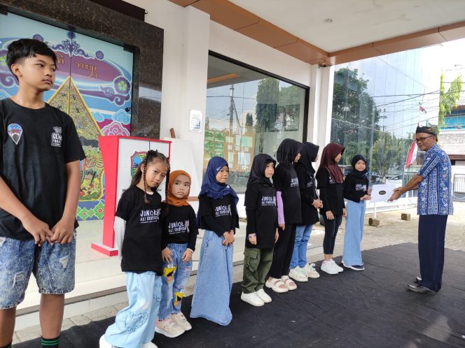 
 Kepala Dinas Perpusda Kabupaten Pacitan Menyerahkan Sertifikat kepada Pelukis Junior (Foto:Trinoto/lensapacitan) 