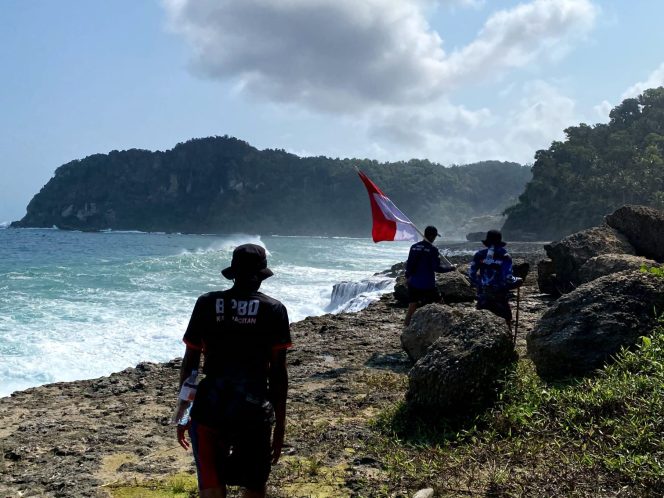 
 Tim Inti Ekspedisi Merah Putih Menyusuri Pantai Pacitan (foto: Thukongis for Lensa Pacitan) 