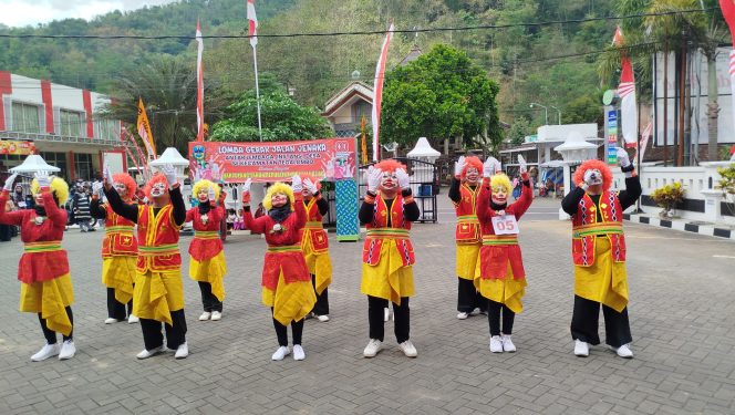 
 Kostum Unik dan Aksi Kocak Meriahkan Gerak Jalan Jenaka HUT RI di Tegalombo