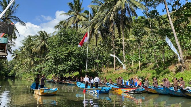 
 PLN Nusantara Power dan Warga Dersono Gelar Upacara Bendera di Atas Perahu Sungai Maron