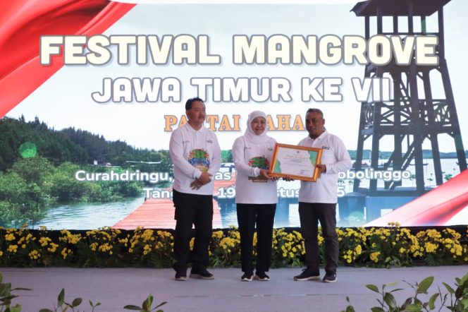 
 Kelompok Tani Hutan Sido Makmur Desa Kembang Raih Penghargaan Pelestari Mangrove dari Gubernur Jatim