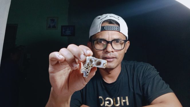 
 Rofiq, Warga Jetak, Pacitan Temukan Bahan Batu Akik Bermotif Logo HUT RI ke-80