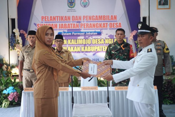 
 Resi Afriani Dilantik, Warga Kalimojo Punya Pemimpin Baru Yang Cantik