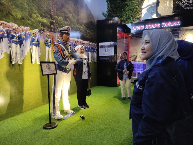 
 Anggota DPRD Kota Semarang, Maftukhah Wiwin Subiyono, bersama putrinya berfoto di ruang diorama masa tugas militer Susilo Bambang Yudhoyono dalam kunjungan ke Museum dan Galeri Seni SBY*Ani, Pacitan (foto:Lensa Pacitan) 
