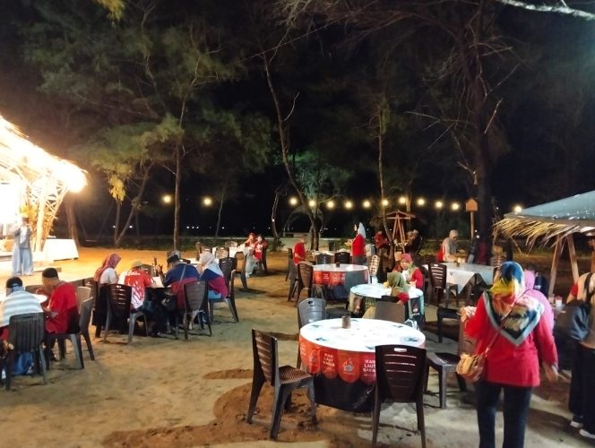 
 Warung di Pantai Pancer Dorr Raup Untung Berkat Event Demokrat