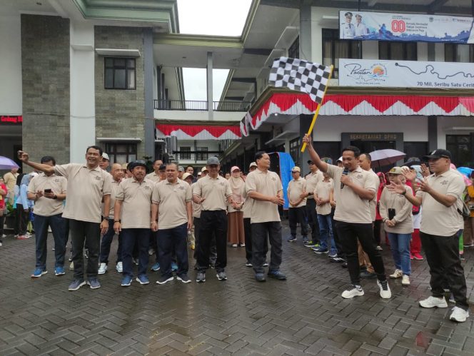 
 Gerimis Tak Surutkan Antusiasme Peserta Jalan Santai Sobat Dewan