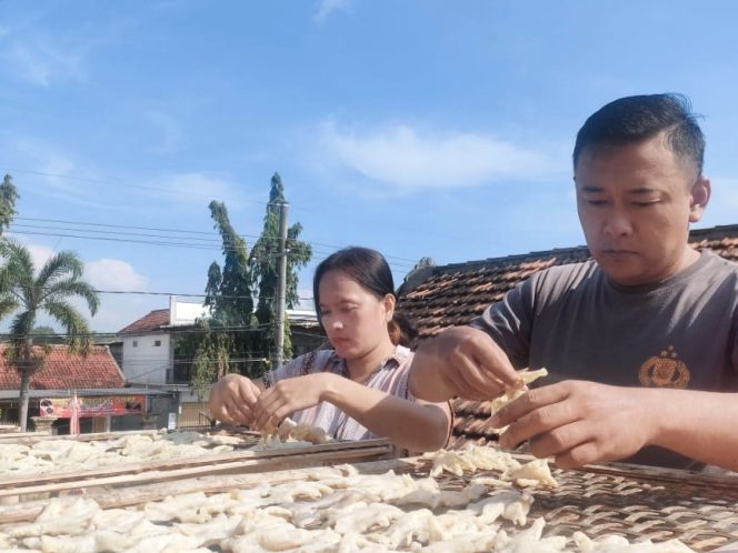 
 Bhabinkamtibmas Tegalombo Sulap Ceker Ayam Jadi Kerupuk Gurih, Berawal dari Mimpi, Omzet Jutaan