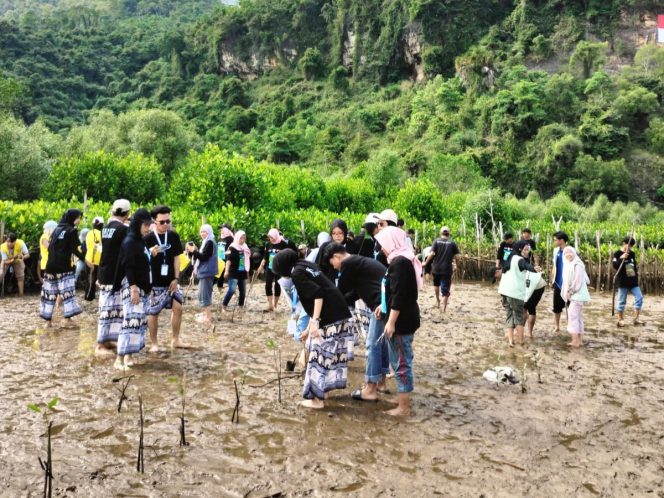 
 Rayakan Kemerdekaan, Rumah Zakat dan Pokmas Gelar Aksi Bersih Pantai dan Tanam Mangrove