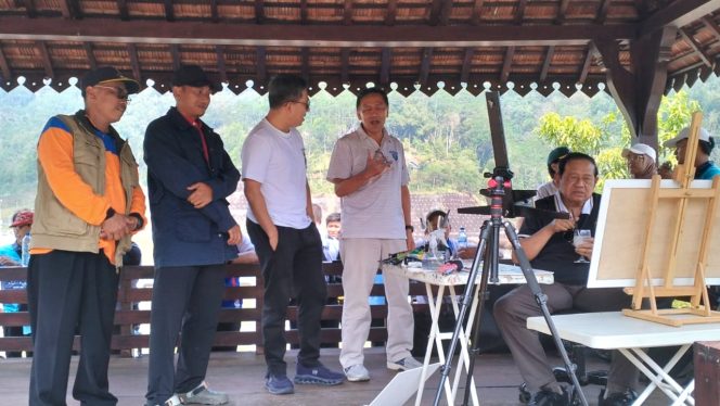 
 SBY Kembali Menyalurkan Hobi Melukis di Waduk Tukul Pacitan