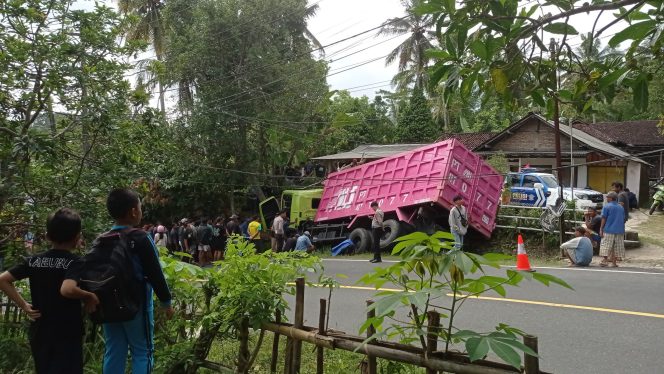 
 Hilang Kendali, Dump Truk Bermuatan Berat Tabrak Tebing di Pacitan