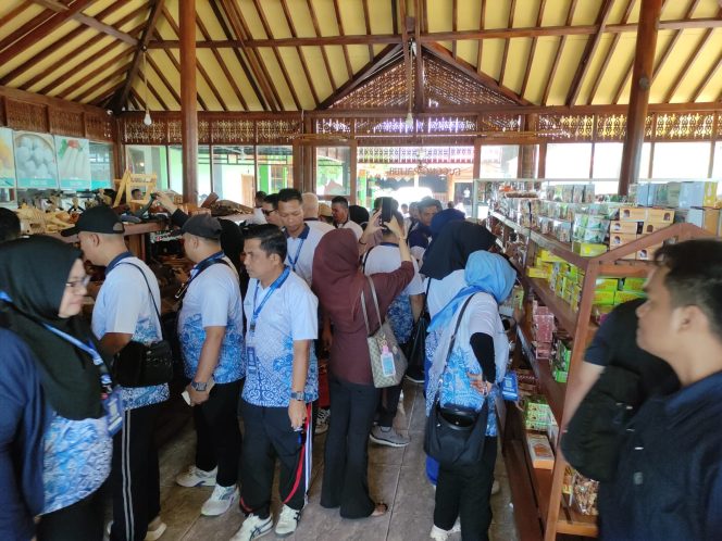 
 Pusat Oleh-Oleh Pacitan Diserbu Rombongan Bimteknas Demokrat