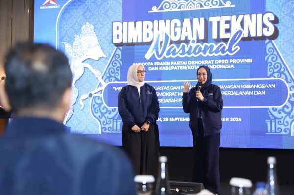 Dina Lorenza dan dr. Cellica Nurrachadiana Meriahkan Bimteknas Demokrat Pacitan, Serukan Pemberdayaan Perempuan