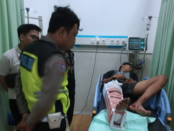 
 Petugas Satlantas Polres Pacitan Memintai Keterangan Korban (Foto: Satlantas For Lensa Pacitan) 