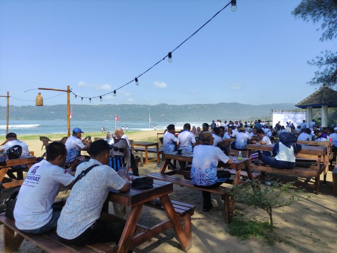 
 Ramai Peserta Bimteknas Demokrat, Jualan Pedagang Pancer Dor Laris Manis