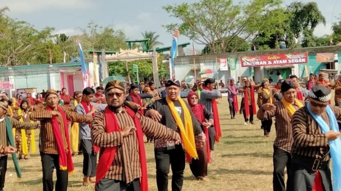 
 Tayuban Gedhen Padati Alun-Alun Donorojo