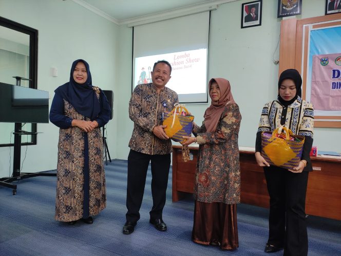 
 Kepala Dikuperin Didampingi Ketua DWP Menyerahkan Hadiah Juara Fashion Show (foto:Trinoto - Lensa Pacitan) 