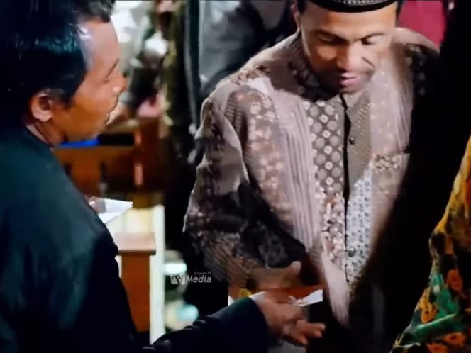 
 Pernikahan Viral Pacitan: Tamu Undangan Dapat ‘Angpao’ Usai Saksikan Shela-Tarman Janji Suci