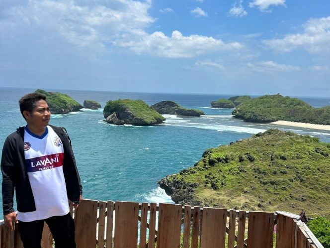 
 Peserta Bimteknas Demokrat Takjub dengan Keindahan Pantai Kasap, “Raja Ampat-nya Pacitan”