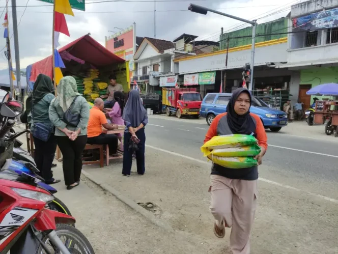 
 Takut Kehabisan, Warga Berebut Beras Murah di Pasar Arjosari Pacitan