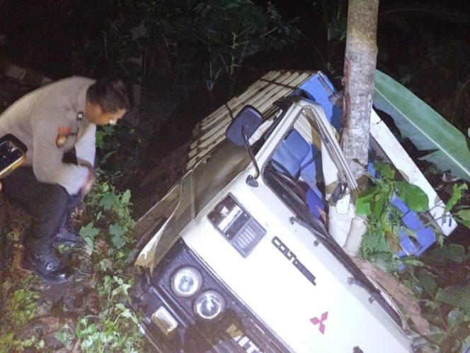 
 Engkel Terperosok 7 Meter di JLS Ngadirojo, Sopir Diduga Mengantuk